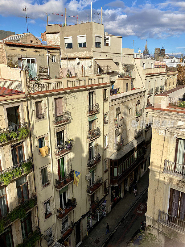 西班牙-巴塞罗那-老城区的屋顶和建筑(Carrer noou de la Rambla)